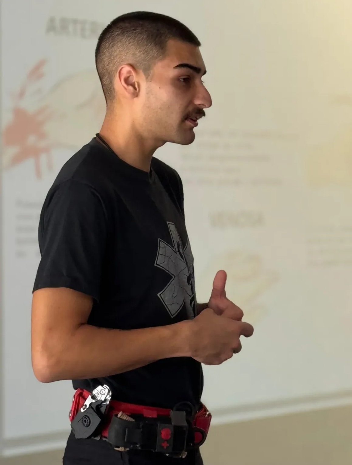Fernando Wolff falando durante um treinamento