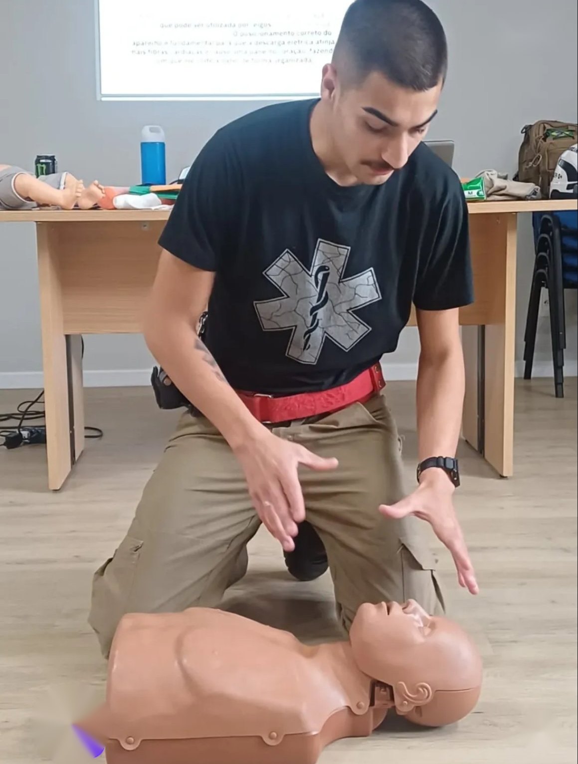 Fernando Wolff demonstrando atendimento em um manequim durante treinamento